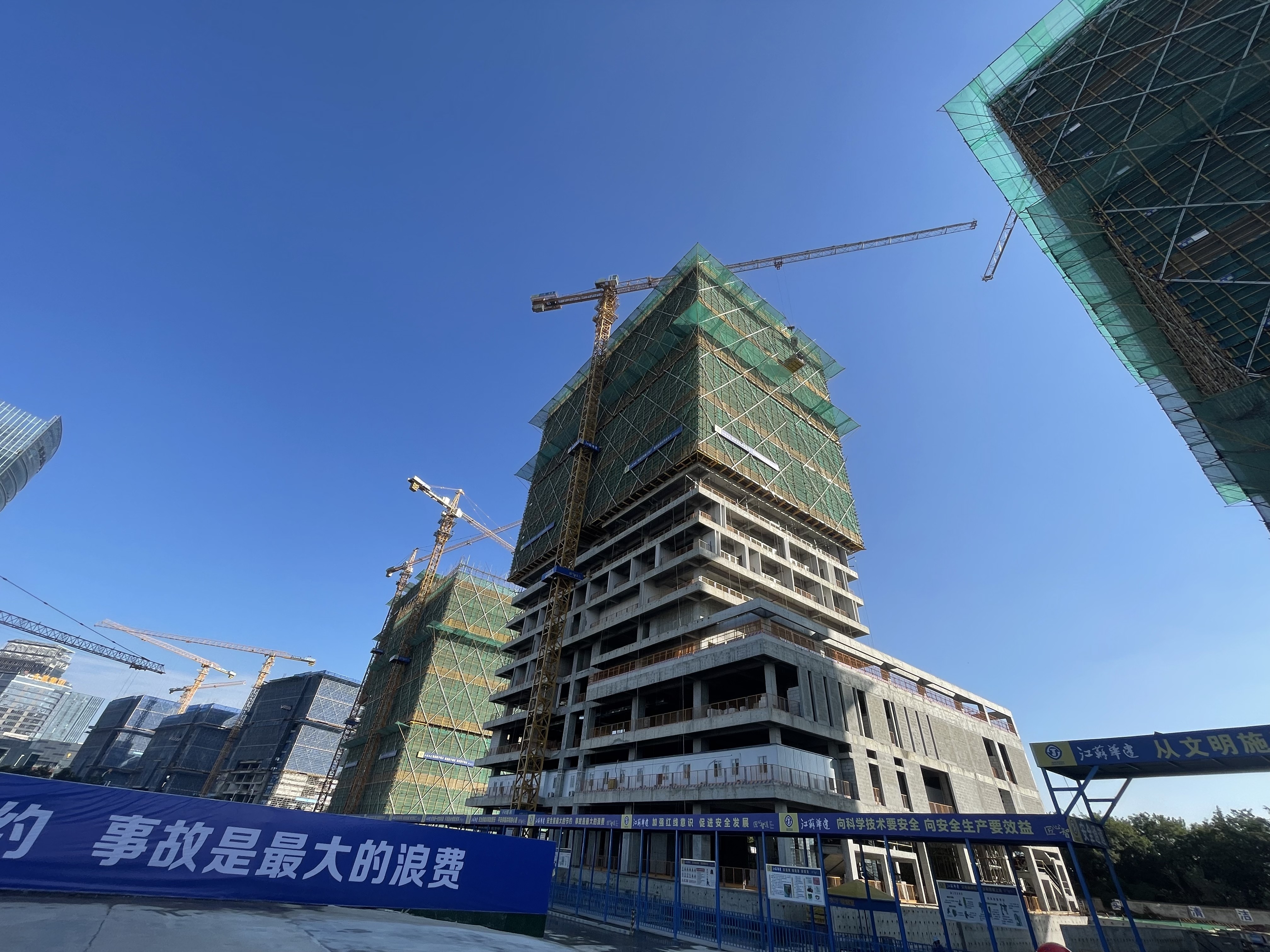 1634103154789554.jpg 徐州市市委書記一行調(diào)研考察我司淮海金融服務(wù)中心項(xiàng)目.jpg